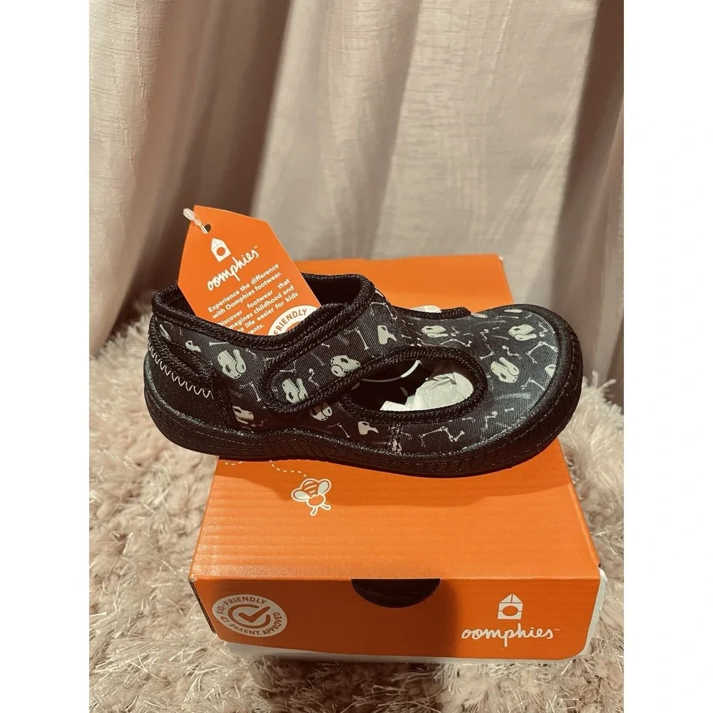 NIB OOMPHIES Boys Splash Dinosaur Water Shoes – Black Dino Print – Size 5C